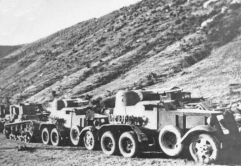 1940年6月,苏联红军装甲部队集结等待渡河进入比萨拉比亚