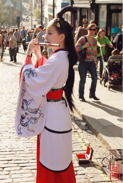 中国汉族姑娘穿汉服在英国伦敦宣传汉服