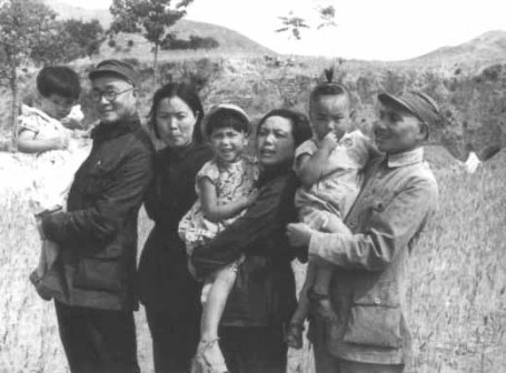 小平夫妇、刘伯承、汪荣华和孩子在武安县留影