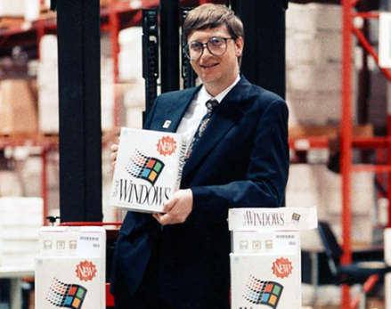 比尔·盖茨手捧盒装Windows 3.0