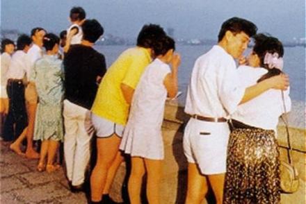 20世纪80年代外滩情人墙边的游客