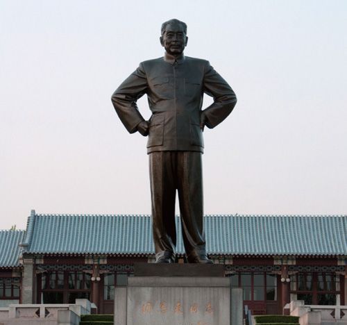 铜像：周恩来同志 