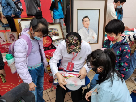 传承人现场讲解粤绣（广绣）技艺