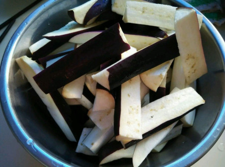 茄子切好备用