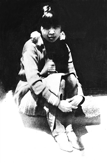 1936年春，萧红摄于上海鲁迅居所前