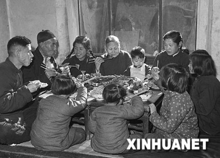家人团圆守岁