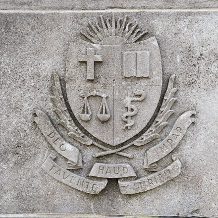 拉瓦尔大学阿比提比·普希思楼外的校徽浮雕下刻着的校训