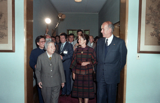 1980年10月，邓颖超（左一）和德斯坦夫妇