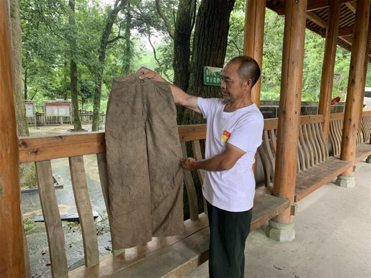 周旺华展示红军留下的棉裤 胡志中 摄