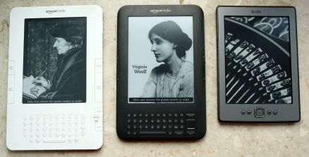 从左至右分别为第二代，第三代和第四代Kindle