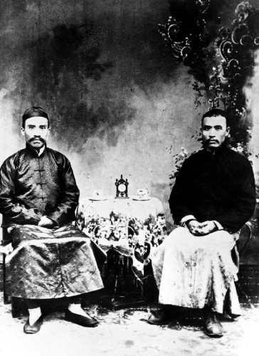 1918年，朱德(左)和孙炳文在泸州
