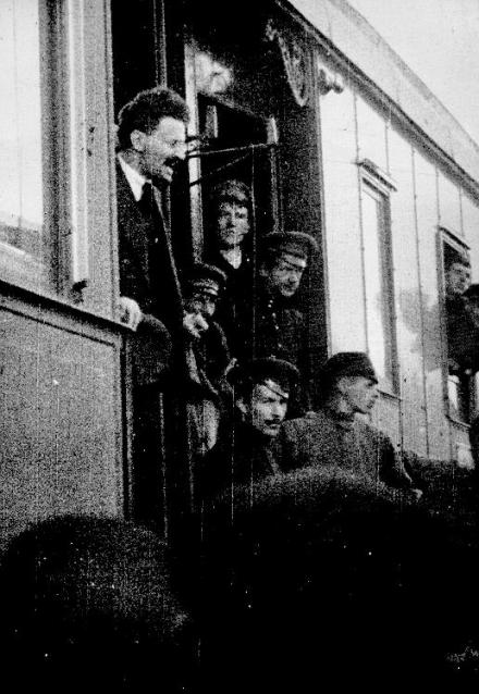 1917年5月，托洛茨基乘火车到达彼得格勒 