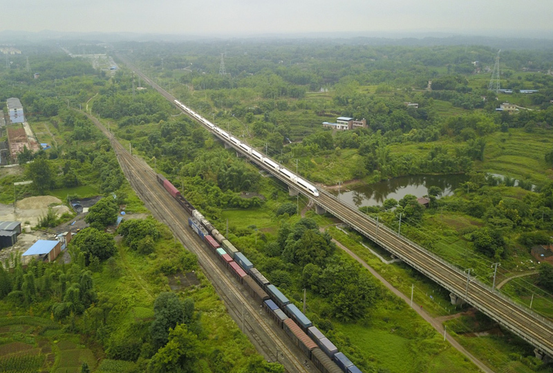 在成渝铁路峰高铺站，成渝铁路（左）和成渝高速铁路双线并行