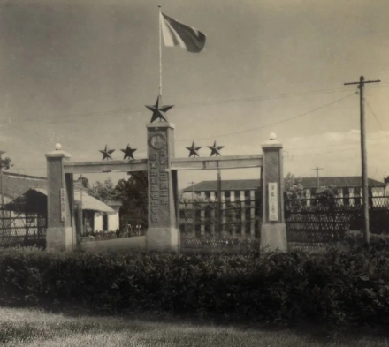 华东化工学院校门