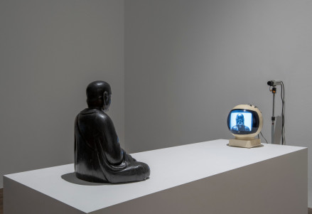 白南准《电视佛》（TV Buddha）