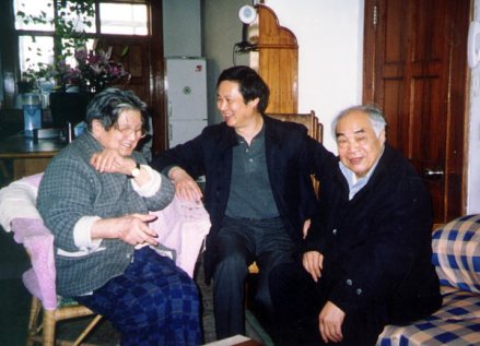 汤立（中）与崔子范先生探讨大写意画