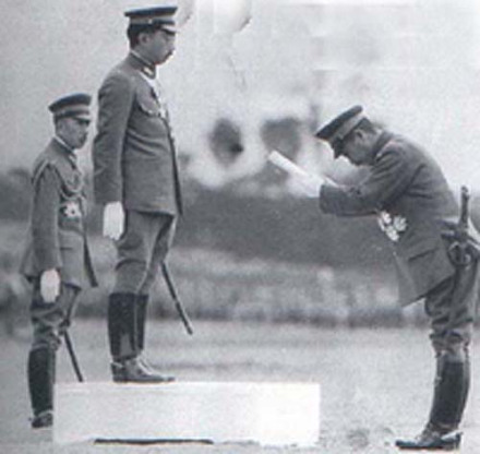 1940年陆军大臣东条英机向天皇行鞠躬礼