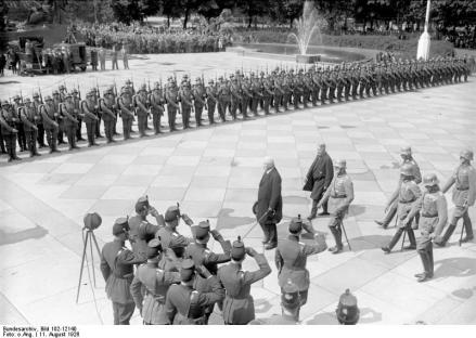 1926年兴登堡视察德军仪仗队 