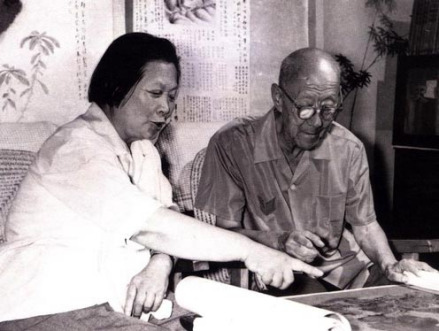张伯驹先生与夫人潘素在鉴赏书画
