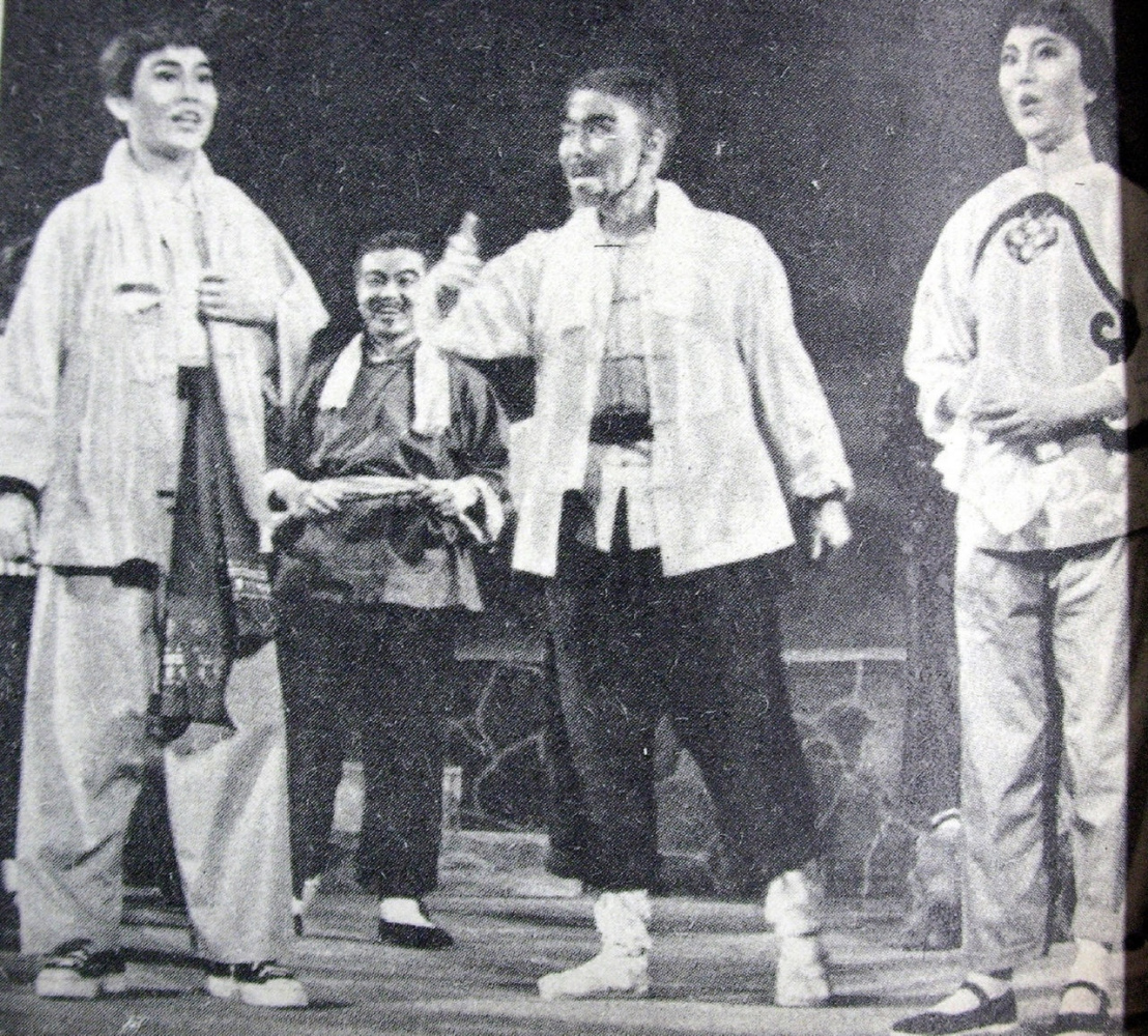 孟莉英与陈少春等《朝阳沟》剧照（孟莉英右一）