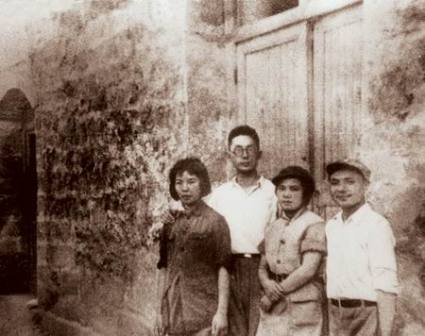 邓小平和卓琳、孔原和许明在延安举行婚礼时的合影