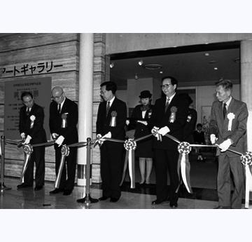 1992年11月，吴冠中在东京三越画廊为“吴冠中画展”剪彩