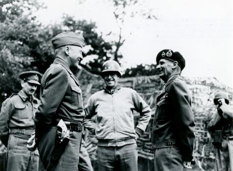 1944年8月,巴顿、布莱德利与蒙哥马利在讨论诺曼底战役