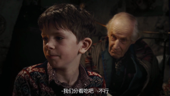 《查理和巧克力工厂》中饰演查理（左1）