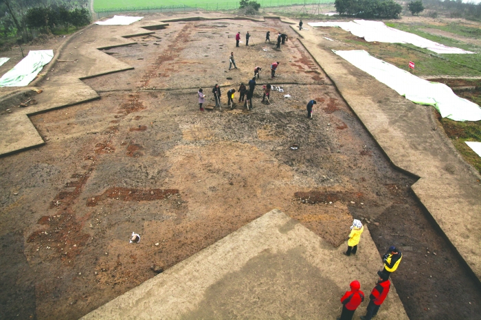 在青关山发现大型夯土建筑台基