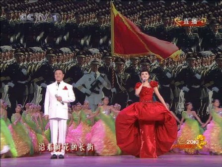 雷佳与韩磊共同演唱歌曲《祖国万岁》（右一）