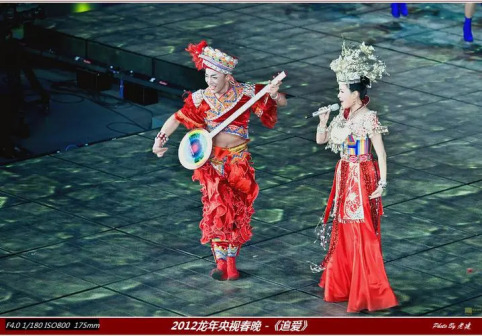 民族歌舞《追爱》雷佳（右一）