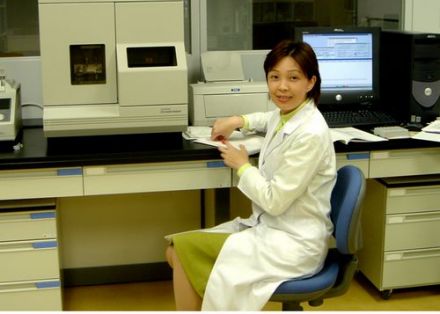 法医正在用分析化学的手段测定毒物化学结构