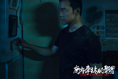 《南方车站的聚会》中饰演刑警大队队长