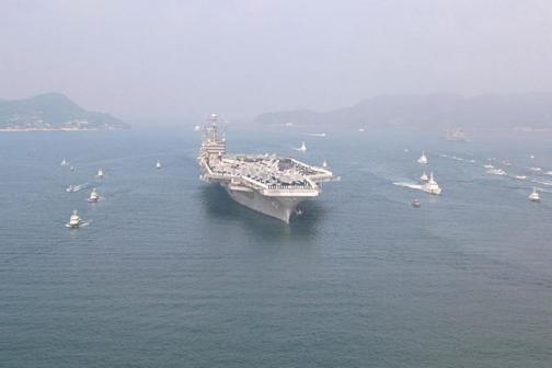 在日本横须贺军港里的华盛顿号航空母舰