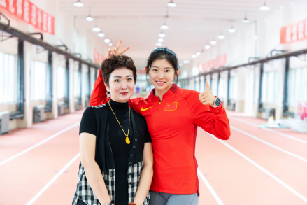 吴艳妮与母亲合照