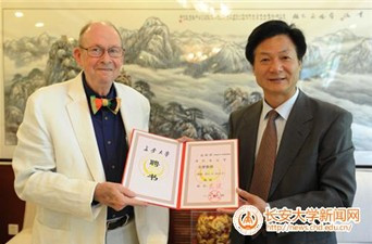 长安大学校长马建向理查森教授颁发证书 