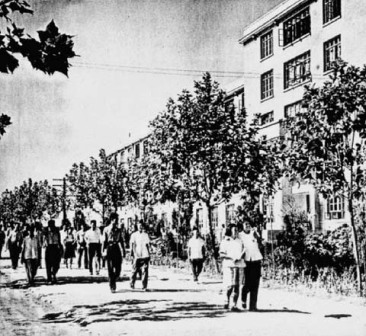 这是1959年时的东教学楼 其西侧的主楼尚未建成