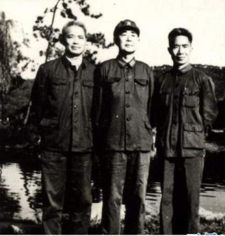 陈明仁(中)与长子陈扬钊(右)、次子陈扬铨(左)