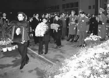小平子女捧着邓小平遗像、骨灰盒和花圈缓步走出怀仁堂
