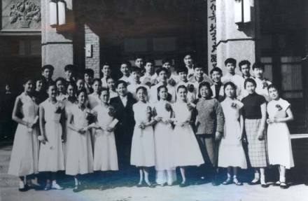 1959年首届芭科毕业班与学校领导合影