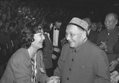 邓小平会见出席第五次全国文代会代表（1988）