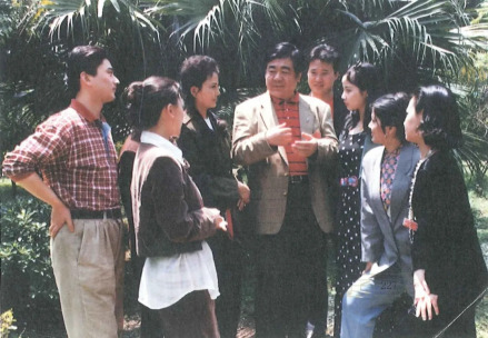 金铁霖（右五）与学生在一起 