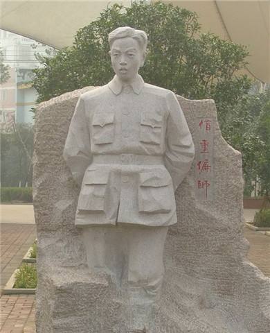 黄公略塑像