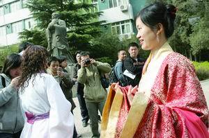 人大女生孔子像前行笄礼