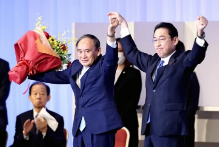 岸田与前首相菅义伟（2021年9月29日）