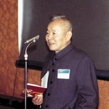 1982年，朱既明在欢迎澳大利亚流感专家座谈会上发言