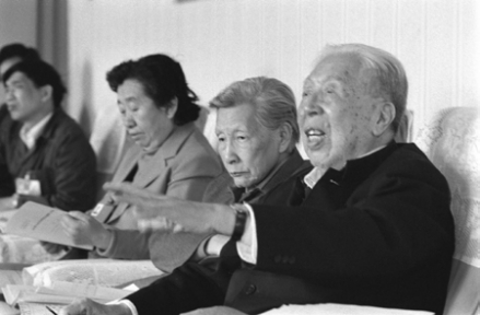 1986年张友渔（右一）在全国人代会会上发言 