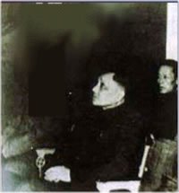 邓小平在全国高校科研展览会上参观复旦新型电光源展品