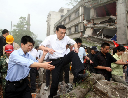 2008年5月19日,李克强同志在四川地震灾区察看灾情。