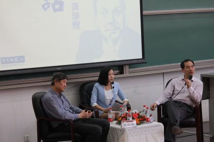 2014年，龚旗煌（右）和欧阳颀（左）访谈中